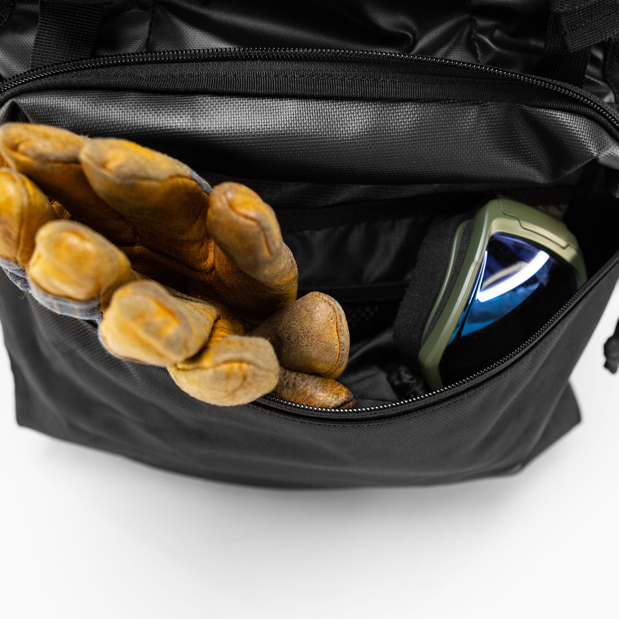 sync-performance-locker-pack-open-front